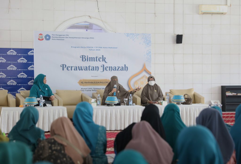 TP PKK Makassar Serahkan Paket Kain Kafan Usai Gelar Bimtek Perawatan Jenazah