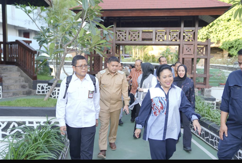 Munafri Temani Titiek Soeharto dan Mentan Amran Sulaiman Nikmati Sunset di Kapal Phinisi