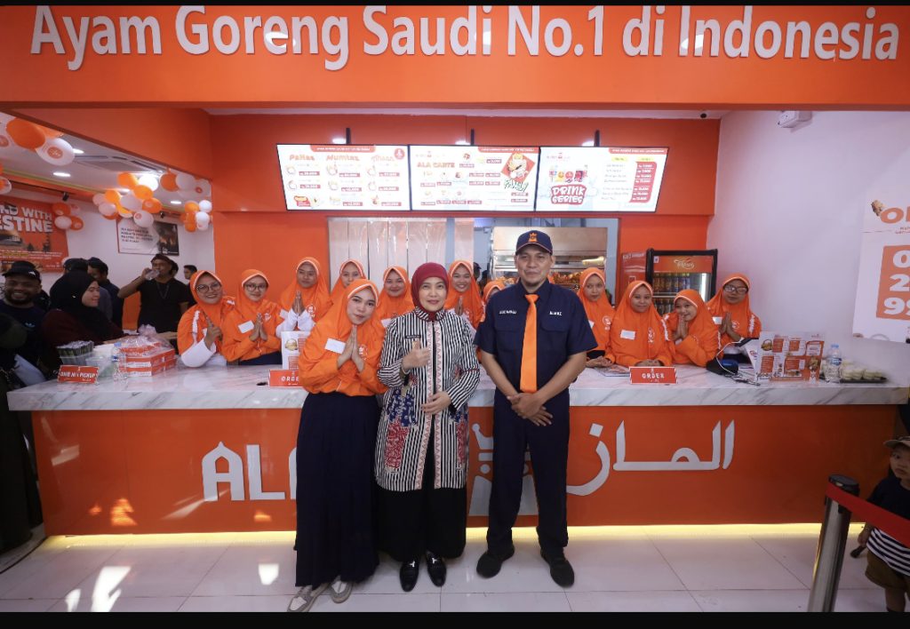 Aliyah Mustika Ilham Hadiri Grand Opening Almaz Fried Chicken Tanjung Makassar,