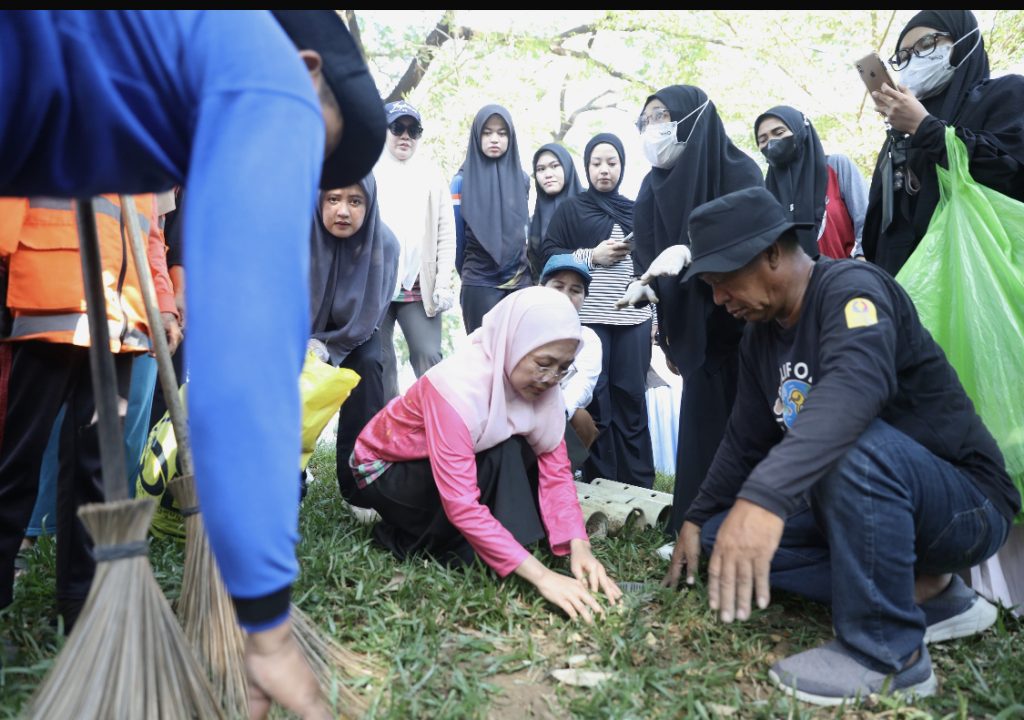 Melinda Aksa Tanam Langsung Lubang Biopori di Taman Gajah untuk Atasi Sampah Organik