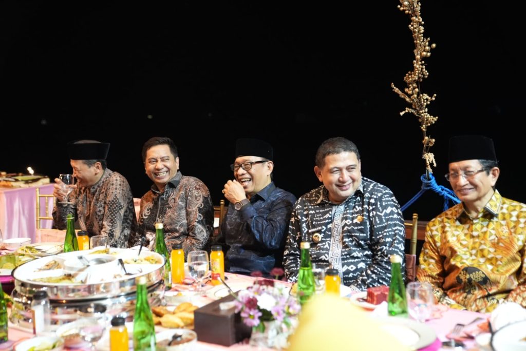 Wali Kota –Wawali Dampingi Menag RI Menikmati Kuliner di atas Kapal Pinisi