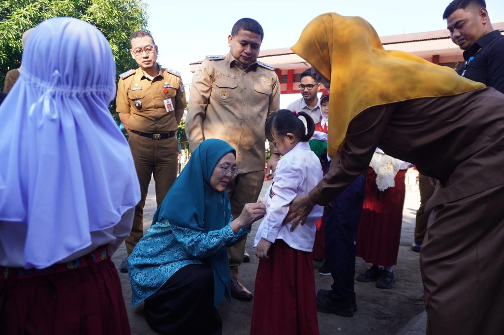 TP PKK Dukung Pemerataan Pendidikan, Melinda Aksa Dampingi Wali Kota Makassar Salurkan Seragam Sekolah Gratis