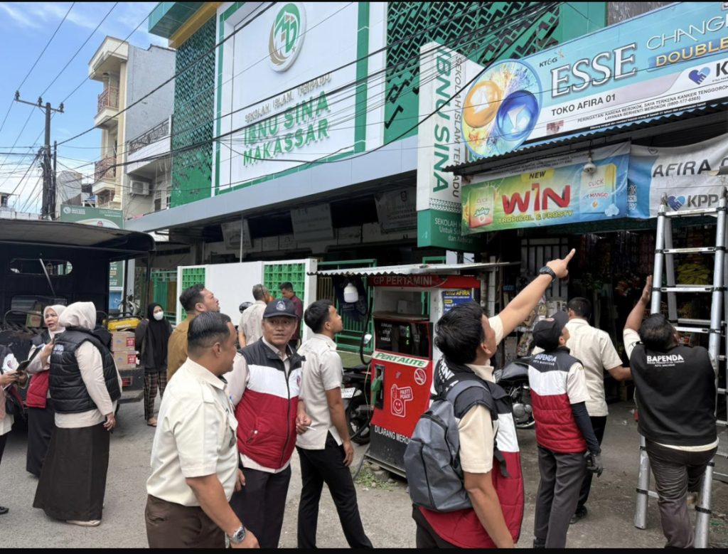 Tegakkan Aturan, Bapenda Makassar Bongkar Titik Reklame Tak Berizin