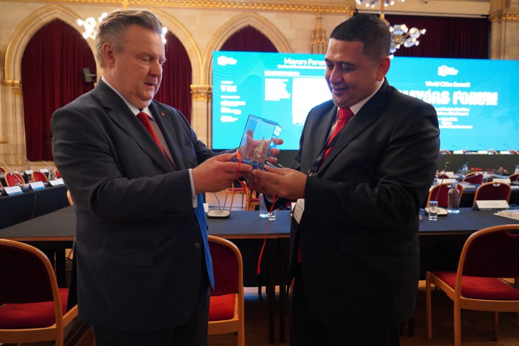 Momen Hangat di WCSMF 2025: Wali Kota Munafri Hadiahkan Souvenir Khas Makassar untuk Wali Kota Vienna