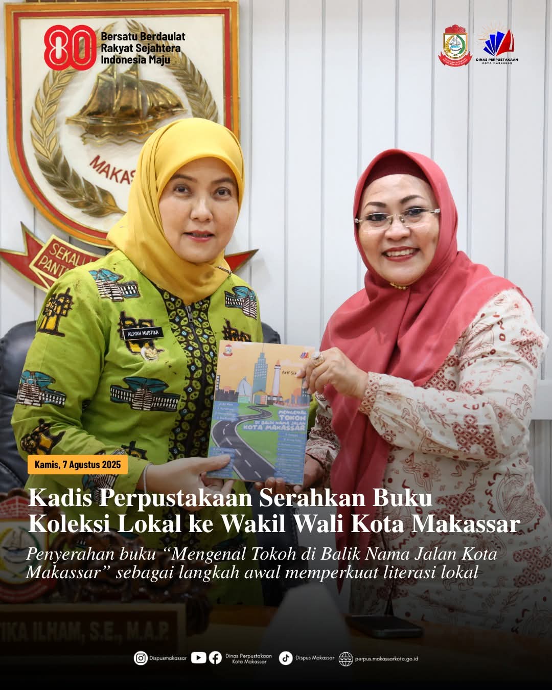 Kadis Perpustakan Serahkan Buku Koleksi Lokal Ke Wakil Wali Kota Makassar
