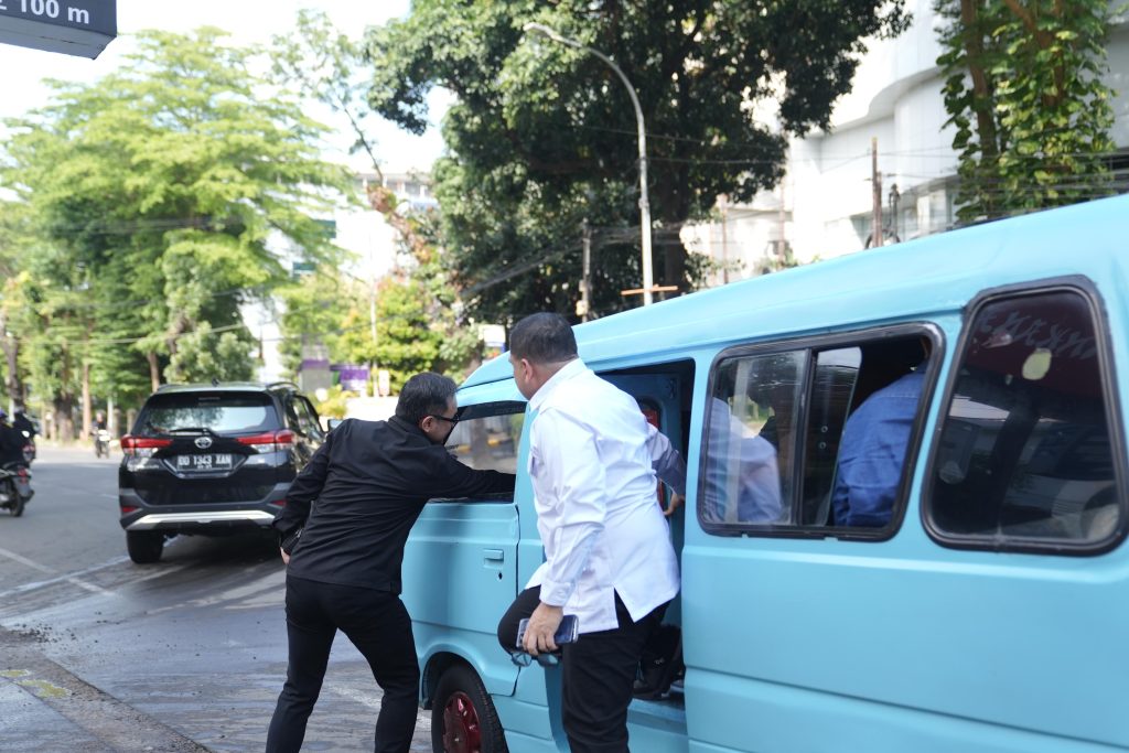 Keseruan Bima Arya Bareng Munafri Naik Petepete di Makassar