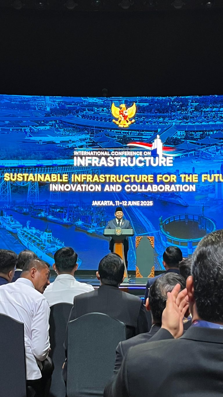 Dibuka Langsung Presiden Prabowo, Munafri-Aliyah Kompak Ikuti Konferensi Infrastruktur Internasional 2025