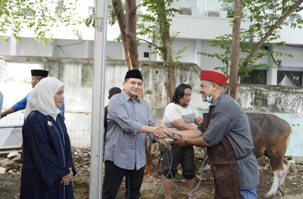 Munafri-Aliyah Bagikan Daging Kurban Ke Petugas Kebersihan Pemkot Makassar