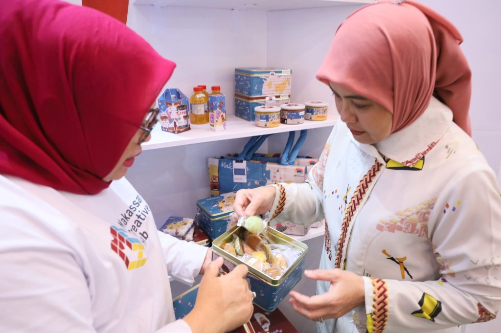 Dukung UMKM dan Budaya Lokal, Aliyah Mustika Ilham Kunjungi Booth Makassar di APEKSI