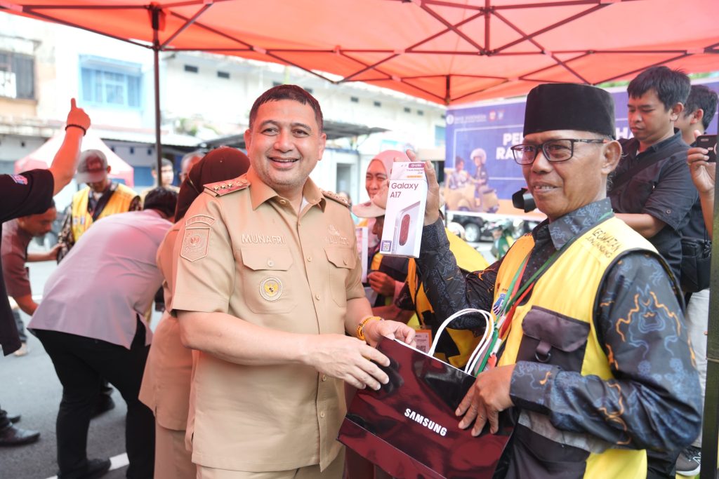 Dorong Transformasi Digital Parkir, Munafri-Aliyah Bagikan Smartphone ke Jukir