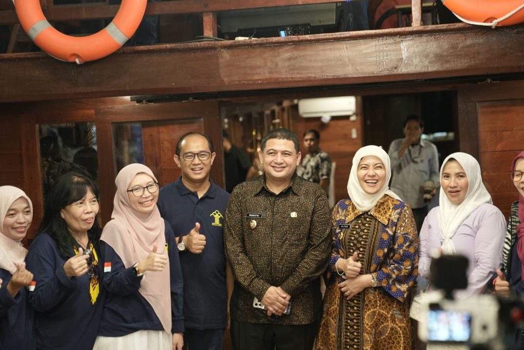 Munafri-Aliyah Kompak Jamu Makan Malam Rombongan Kementrian Hukum RI dan Ikatan Notaris Indonesia Sulsel di Atas Kapal Pinisi
