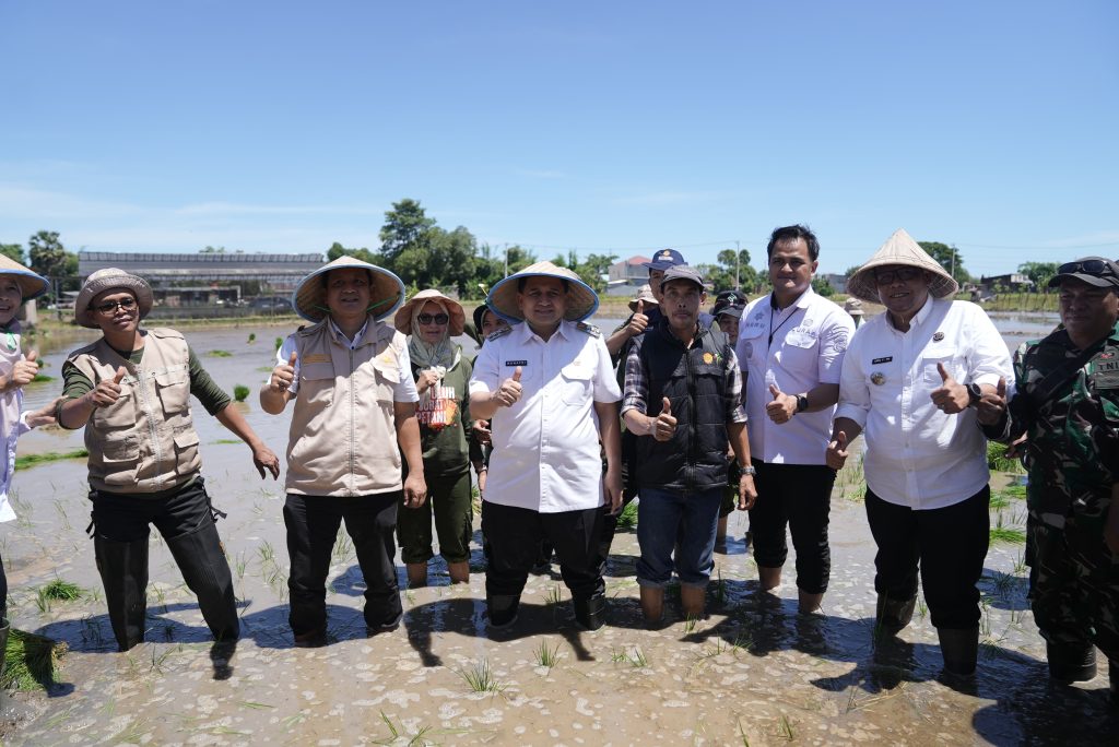 Munafri Arifuddin Dukung Ketahanan Pangan Lewat Tanam Padi Serentak Nasional