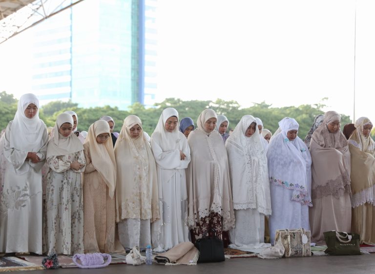 Ketua TP PKK Melinda Aksa Salat Ied Bareng Ribuan Warga Makassar di Lapangan Karebosi