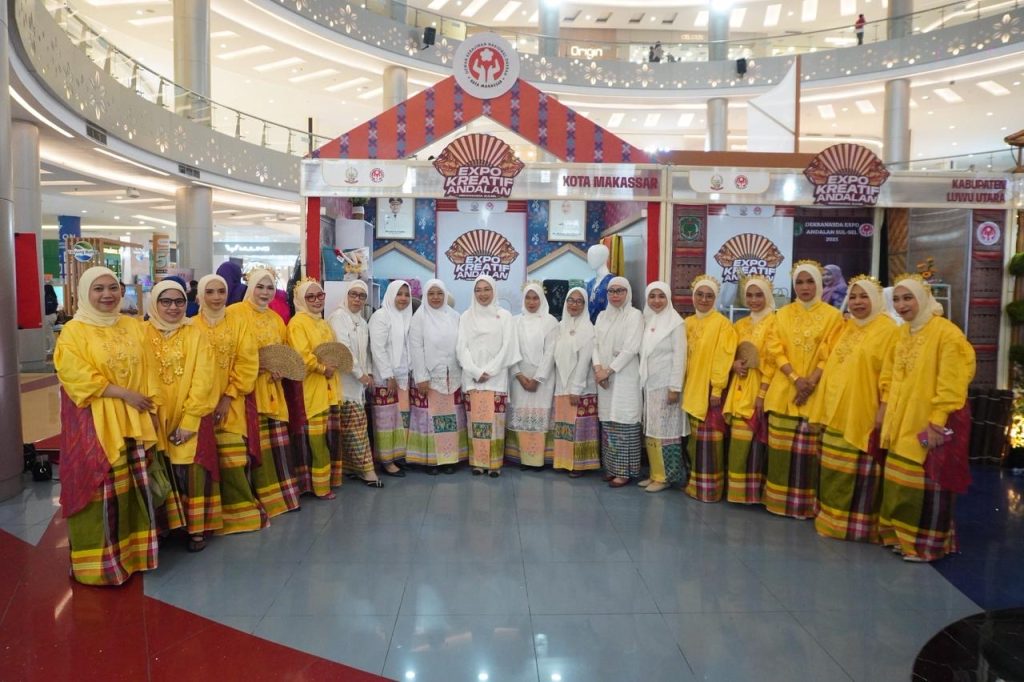 Parade Wastra, Dekranasda Makassar Angkat Keelokan Baju Bodo di Expo Kreatif Andalan 2025