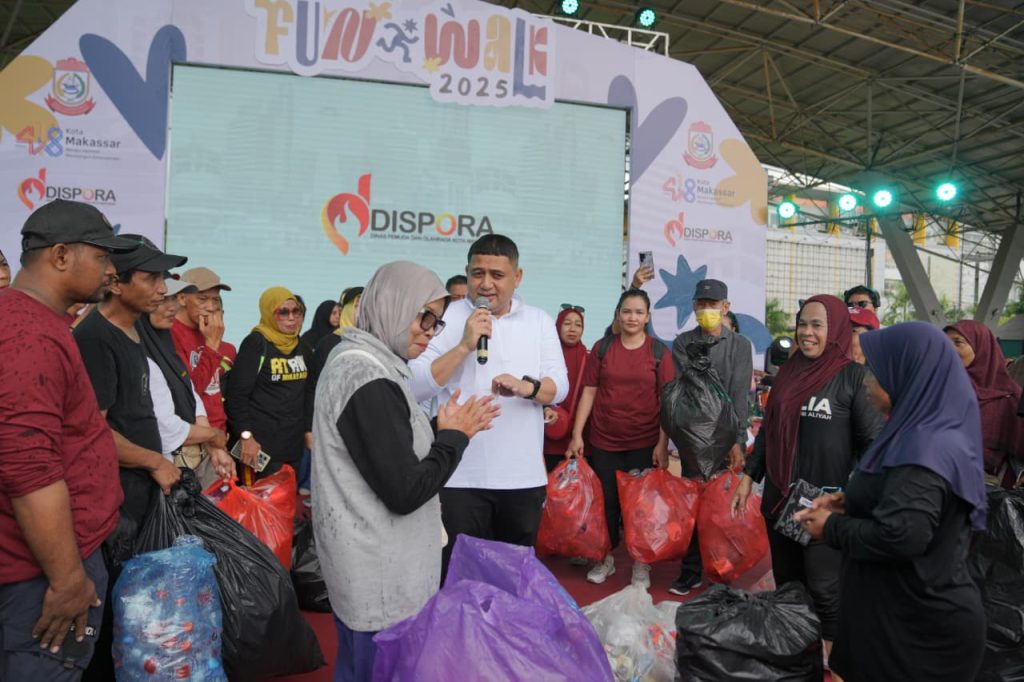 Jalan Santai Sambil Pungut Sampah, Cara Munafri Edukasi Masyarakat Jaga Kebersihan Kota