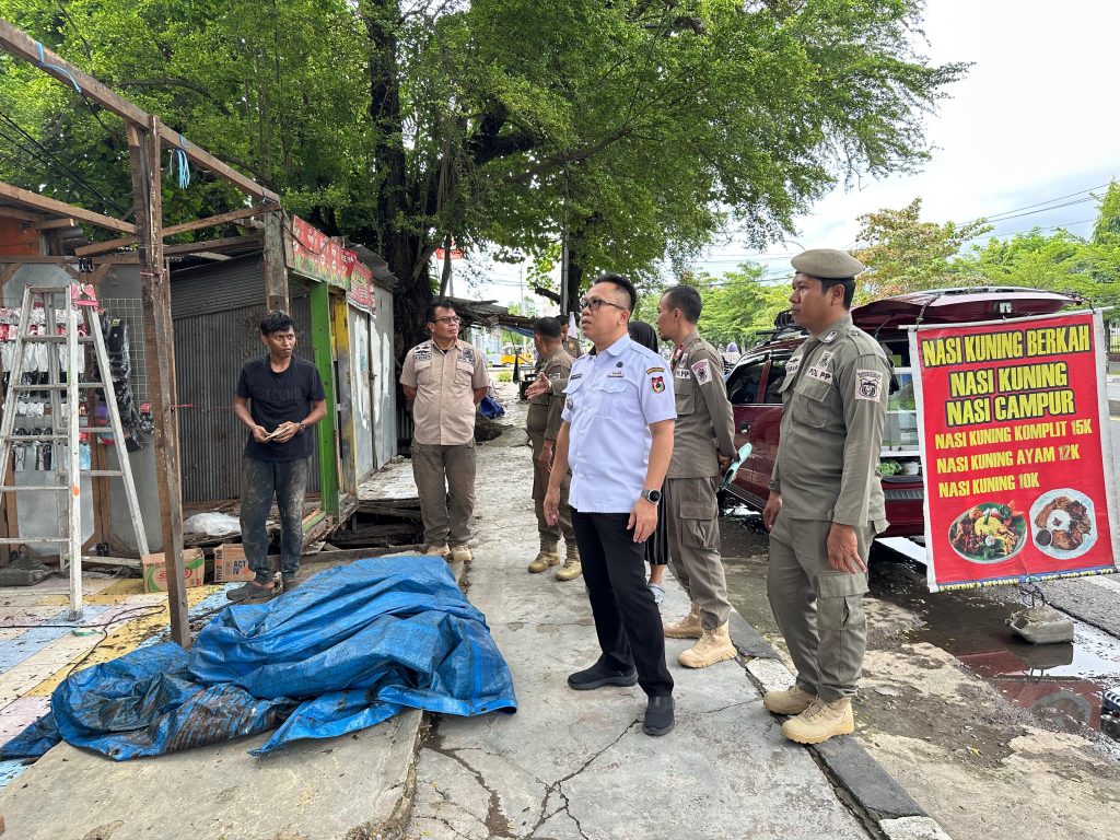 Puluhan Tahun Berdiri Diatas Trotoar, Pemkot Tertibkan 19 Lapak PKL di Jalan Sultan Alauddin