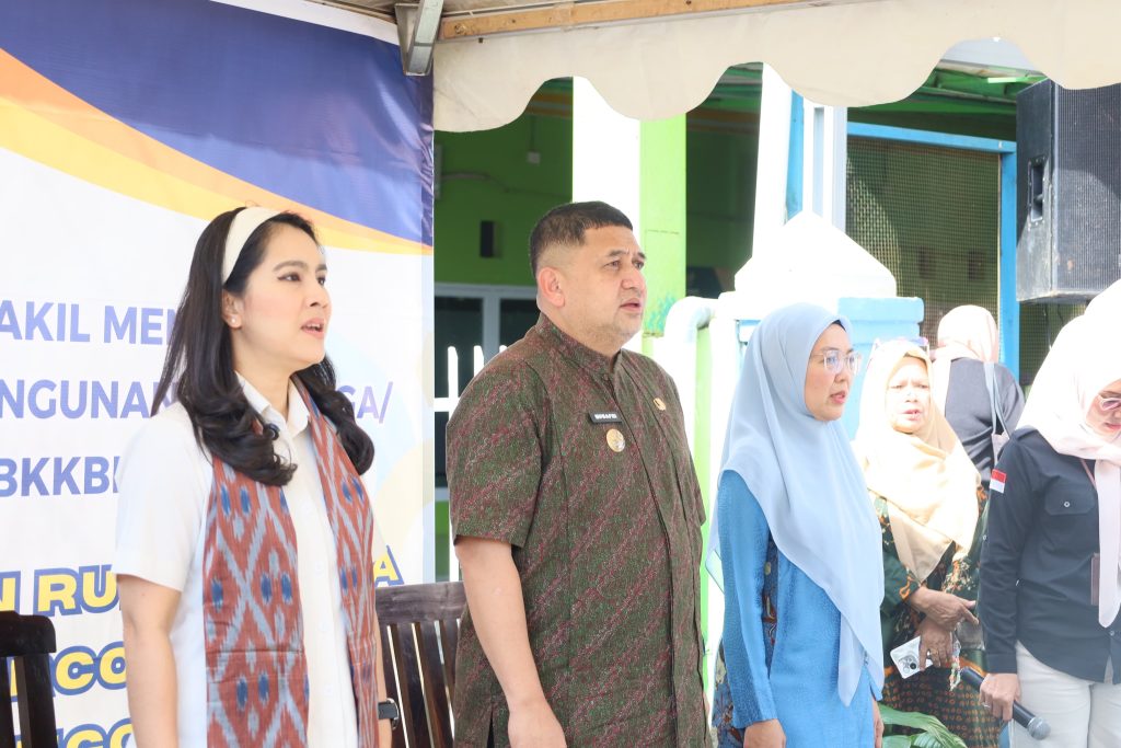 Wali Kota dan Ketua TP KK Makassar Dampingi Wamendukbangga Tinjau Kampung KB dan Program MBG