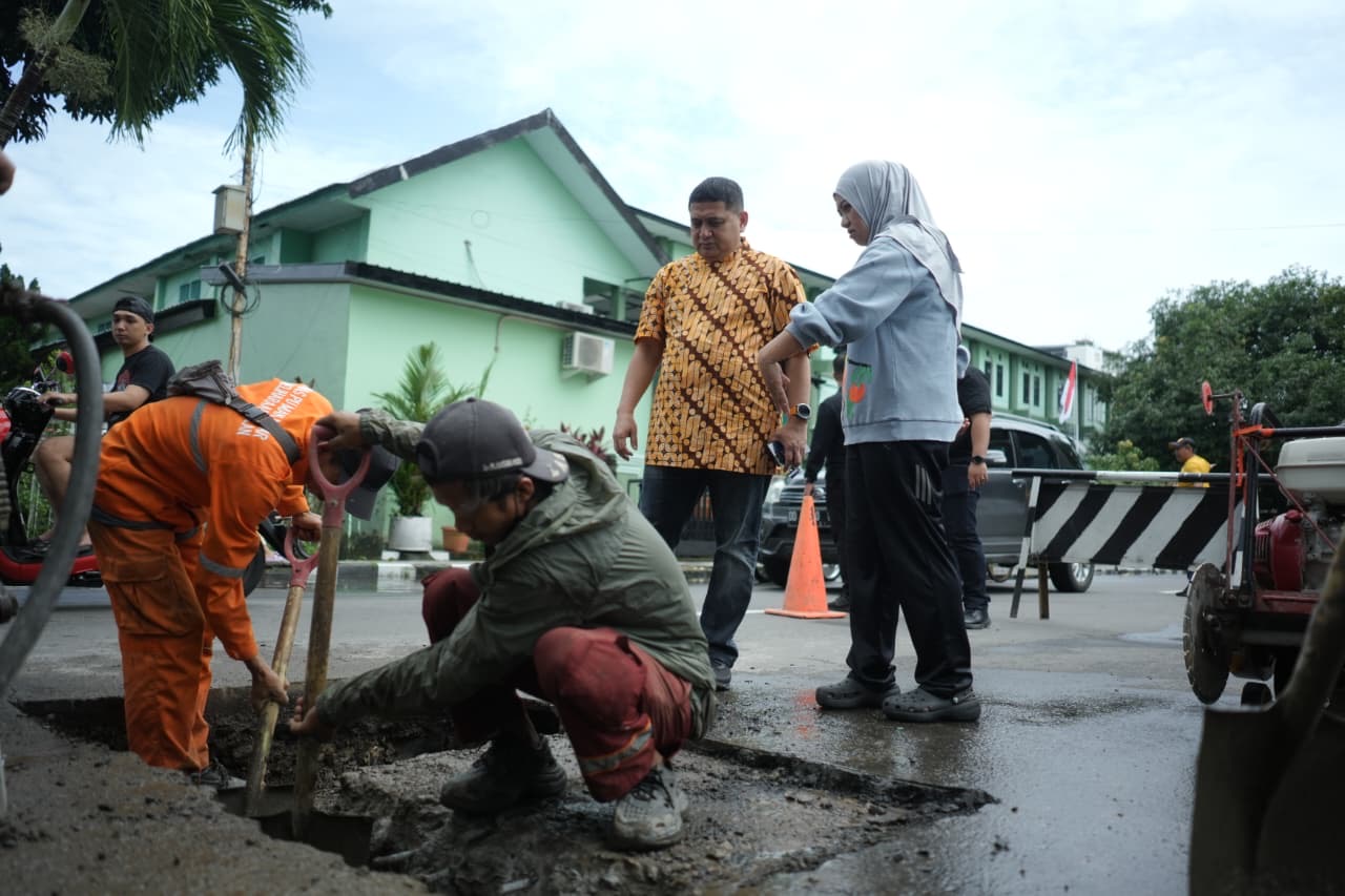 Aspirasi Warga Didengar, Munafri Turun Langsung Bersama Dinas PU Benahi Jalan Garuda