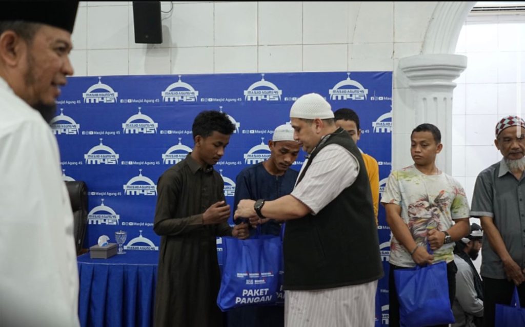Munafri Awali Tarawih Perdana & Safari Ramadan Pemkot Makassar di Masjid Agung 45