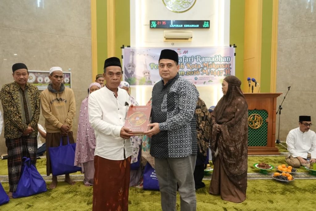 Safari Ramadan Pemkot Makassar, Munafri Serahkan Paket Pangan untuk Jamaah di Untia