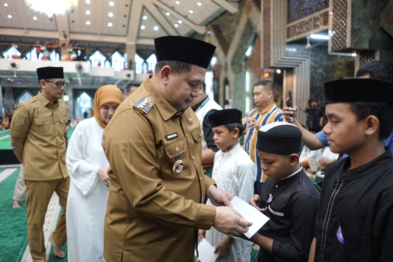 Ramadan Penuh Berkah, Wali Kota Munafri Berbagi Kebahagiaan Bersama Ribuan Anak Yatim