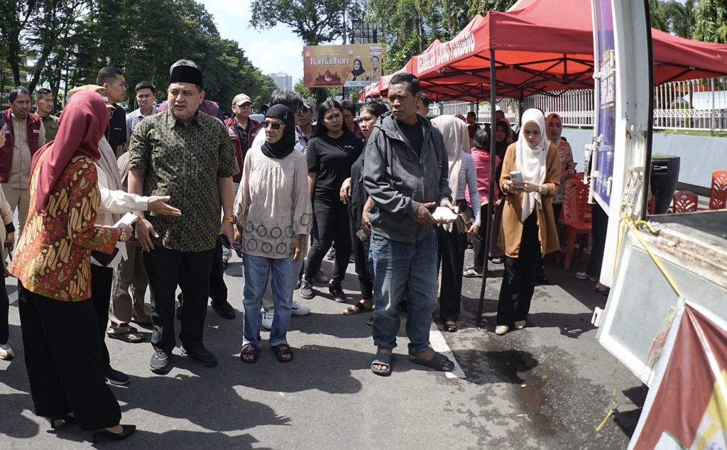 Tinjau Pasar Murah di Monumen Mandala, Munafri Pastikan Warga Terlayani dengan Harga Sesuai
