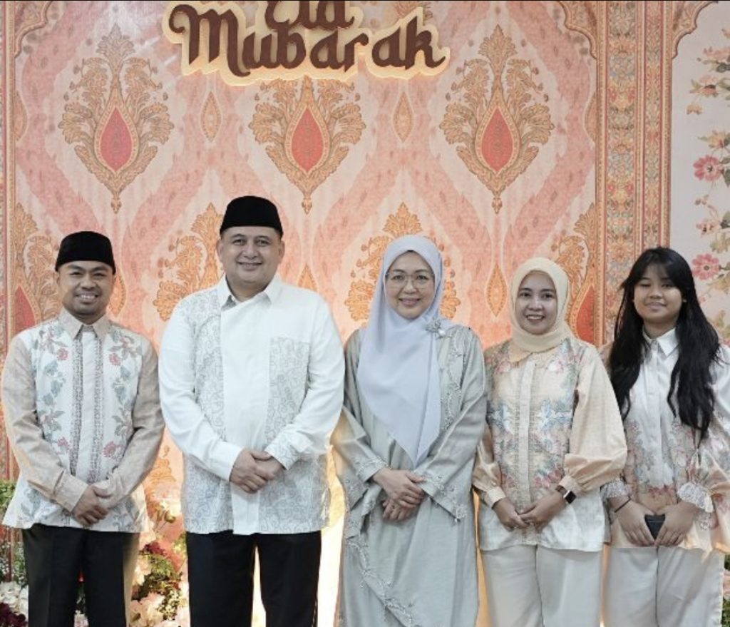 Dua Jam Open House di Rujab, Wali Kota Makassar Salami SKPD dan Masyarakat Usai Salat Idulfitri