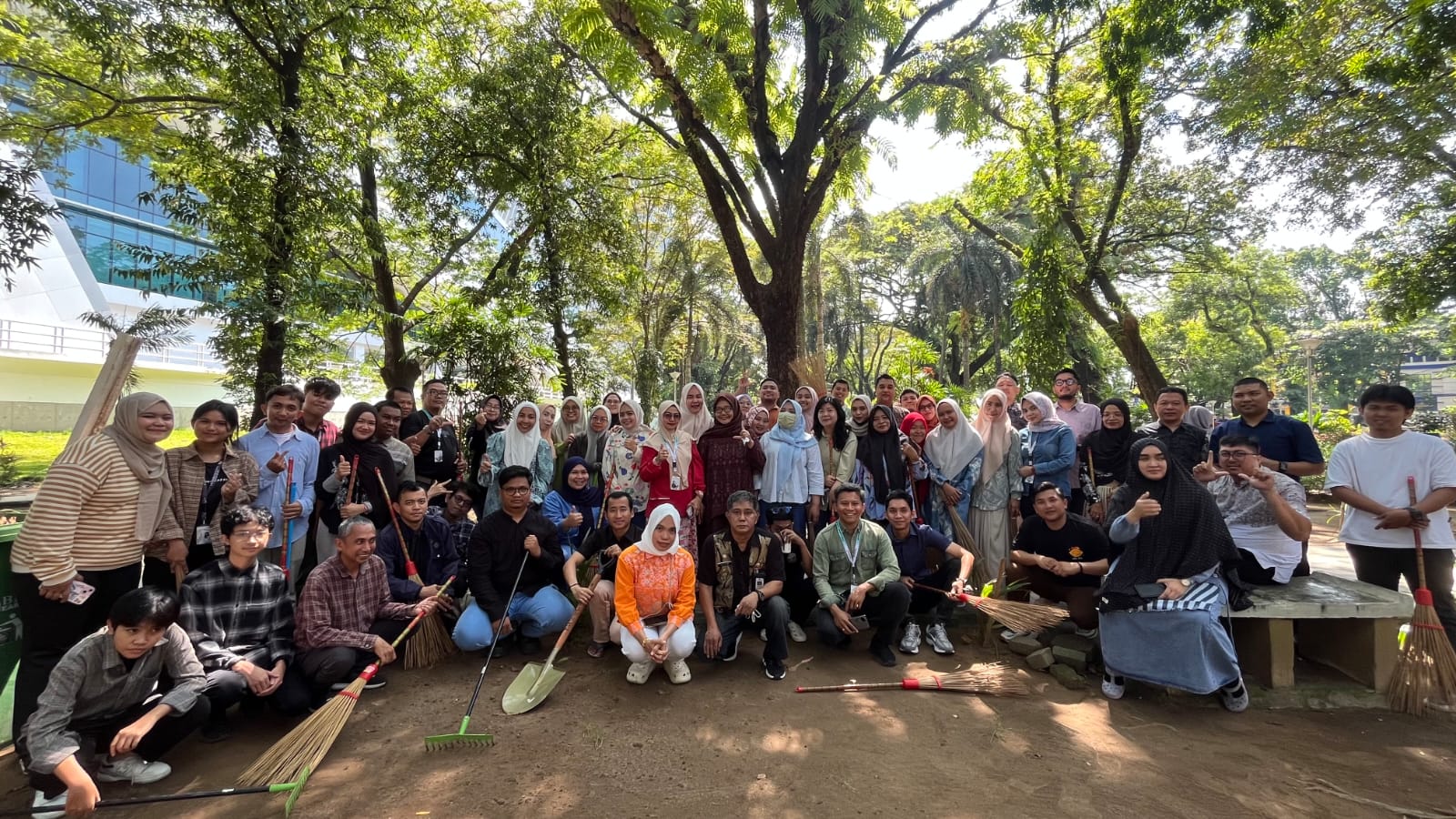Diskominfo Makassar Gelar Jumat Bersih Wujud Nyata Cinta Lingkungan