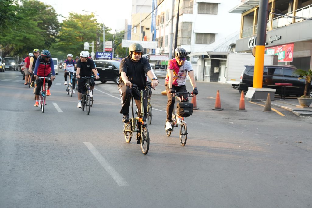 Wali Kota Makassar Isi WFH Gowes Bersama SKPD Pantau Jumat Bersih di Wajo dan Ujung Tanah