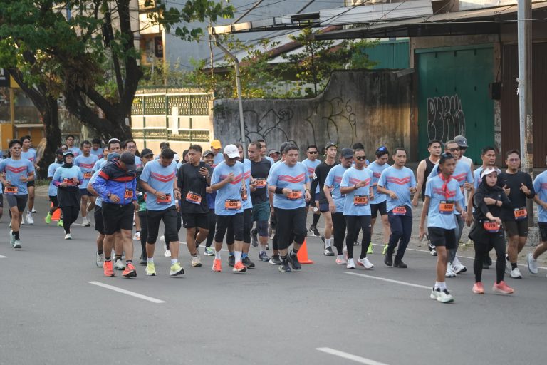 Lautan Manusia Padati Anjungan Losari, Munafri Resmi Lepas Makassar Half Marathon 2026