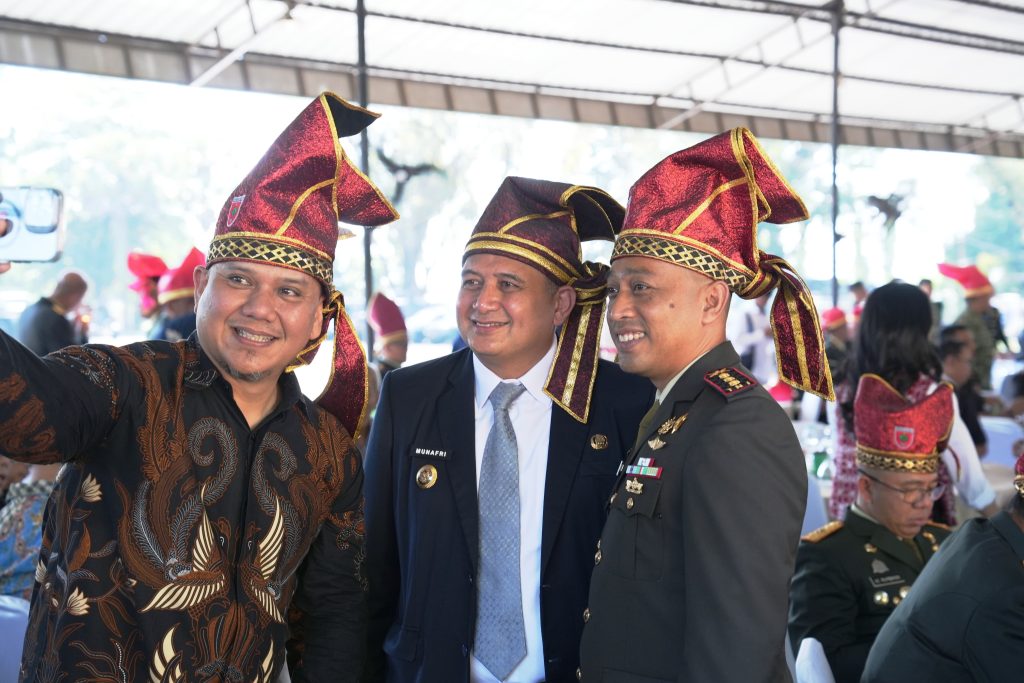 Kenakan Passapu Merah, Munafri Hadiri Syukuran HUT ke-69 Kodam XIV/Hasanuddin