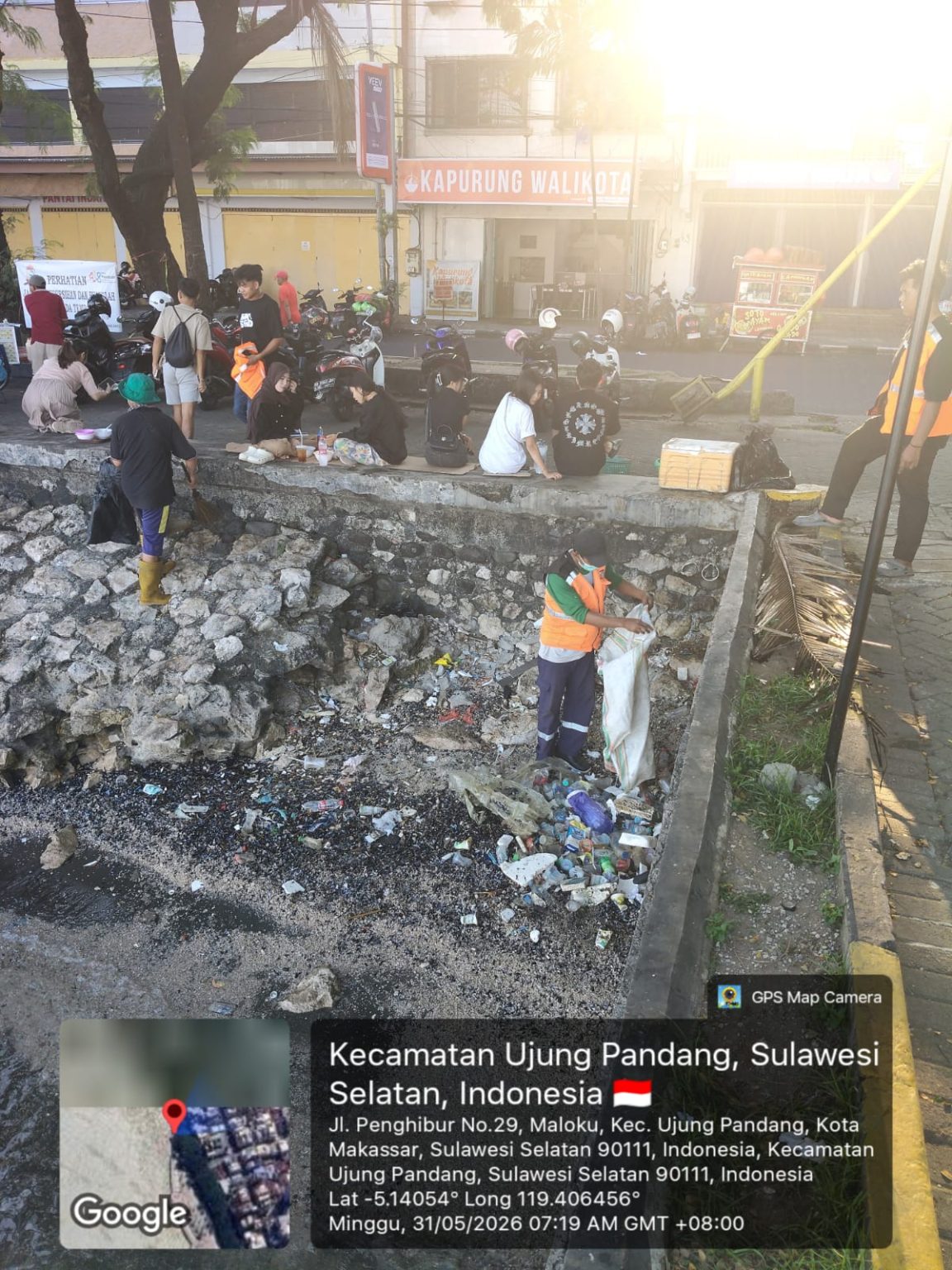 Kecamatan Ujung Pandang Gerak Cepat Angkut Sampah, Kini Pesisir Pantai Losari Kembali Bersih