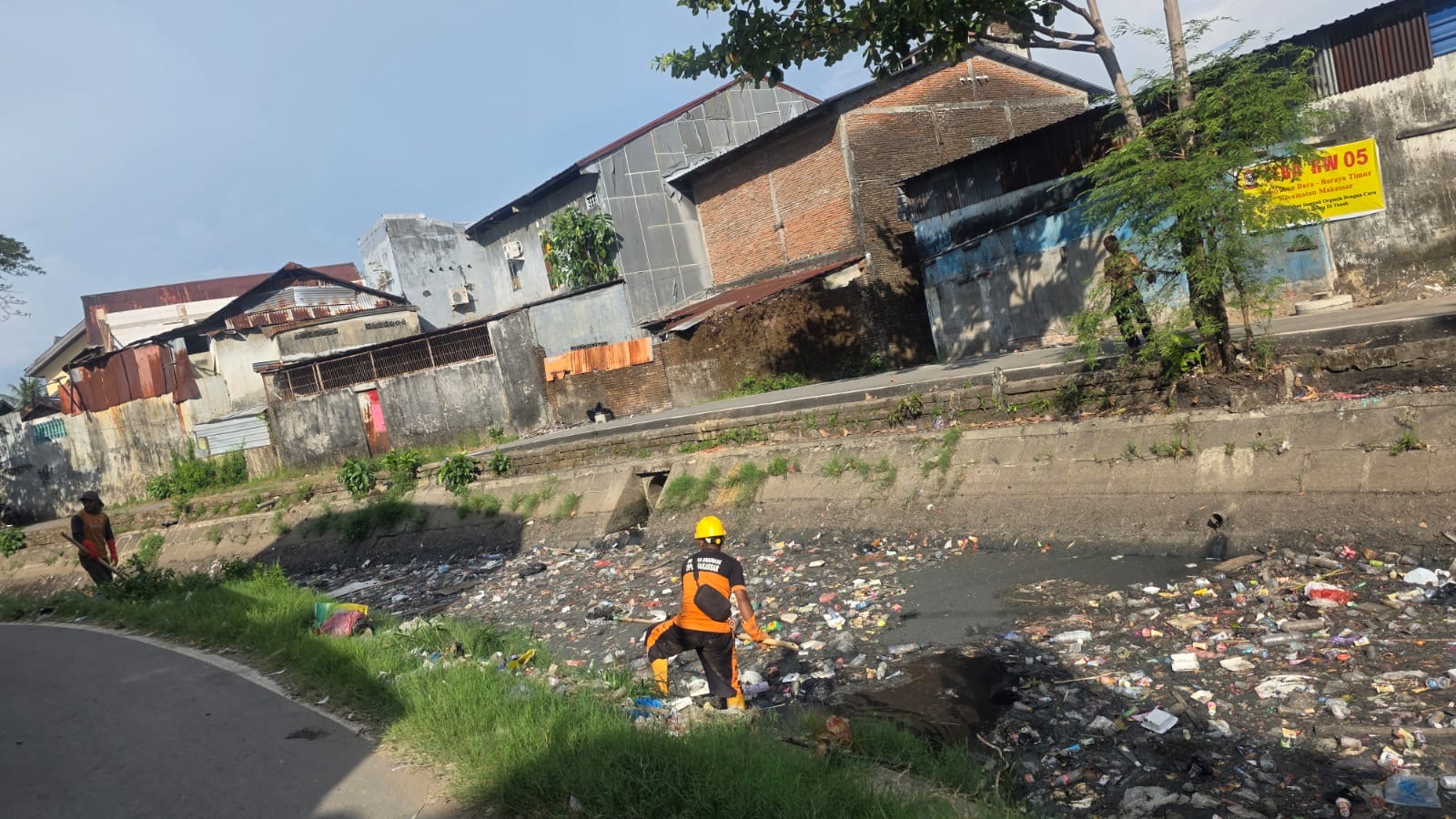 Kecamatan Makassar Bersama Tim Gabungan Bersihkan Sampah di Kanal Bara-Baraya Timur