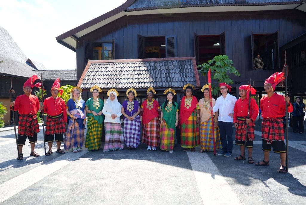 Kunjungi Balla Lompoa, Spouse Delegasi Asing Kagumi Budaya dan Sejarah Sulawesi Selatan