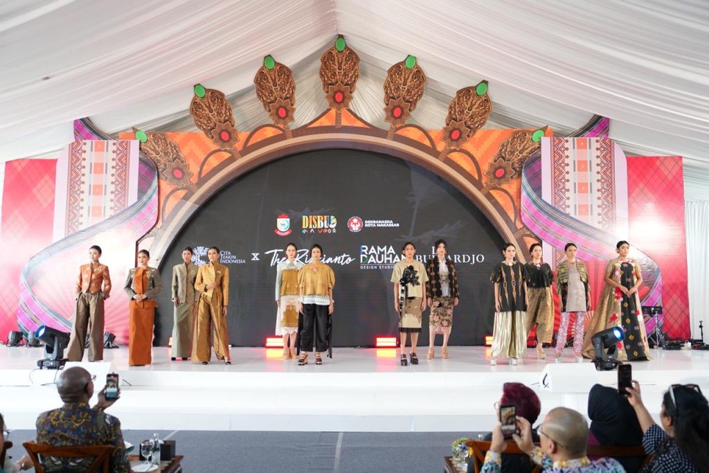 Tenun Nusantara Memukau Delegasi Internasional dalam Spouse Program Indonesia Gastrodiplomacy Series 2026