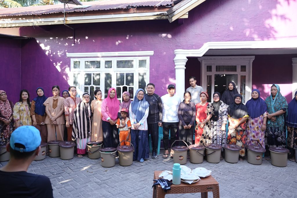 Wali Kota dan Ketua TP PKK Makassar Bawa Sembako dan Genset untuk Warga Pulau Langkai dan Lanjukang