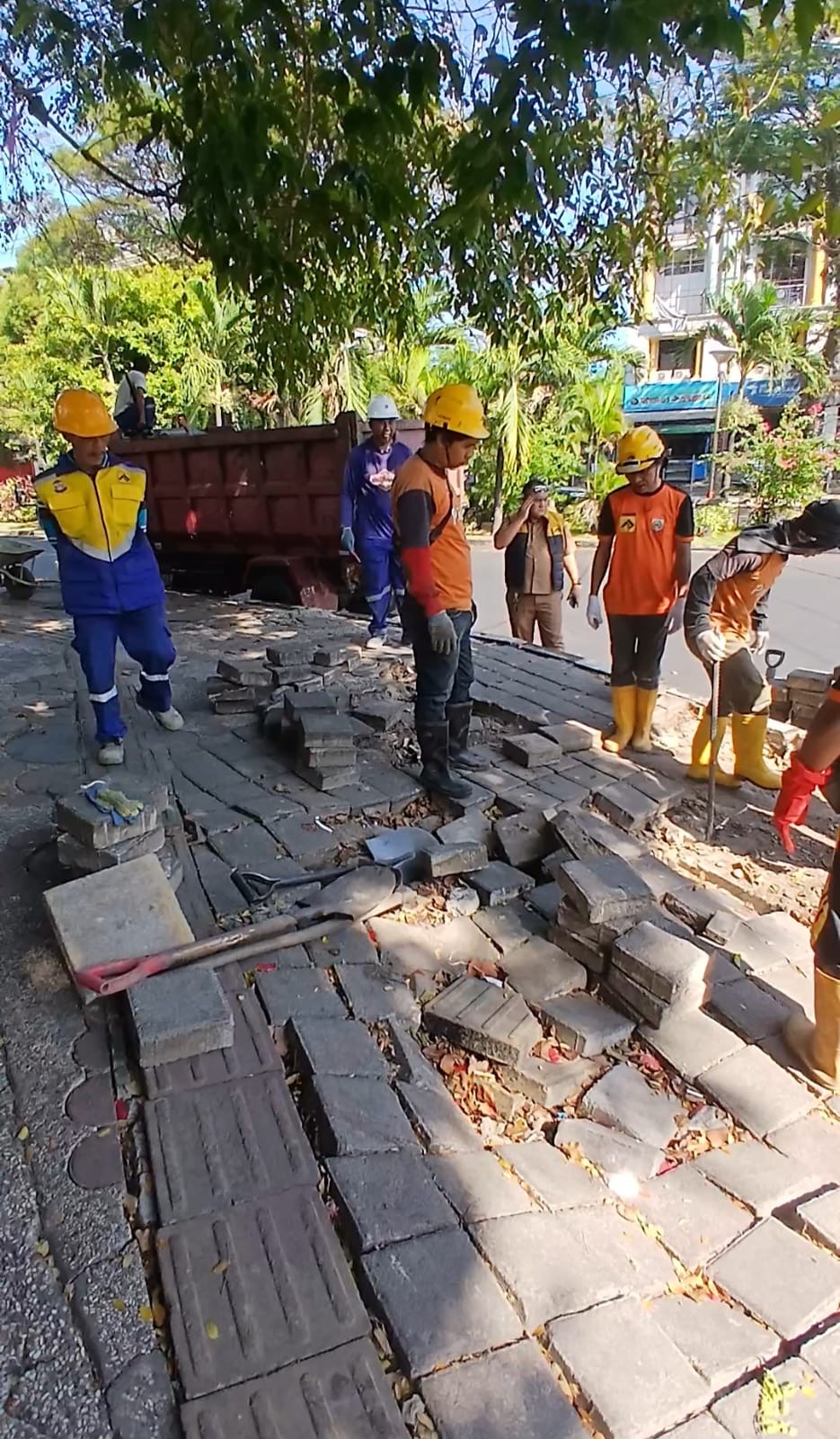 Tak Hanya Tertibkan PKL, Pemkot Makassar Kini Benahi Trotoar dan Drainase Bulogading