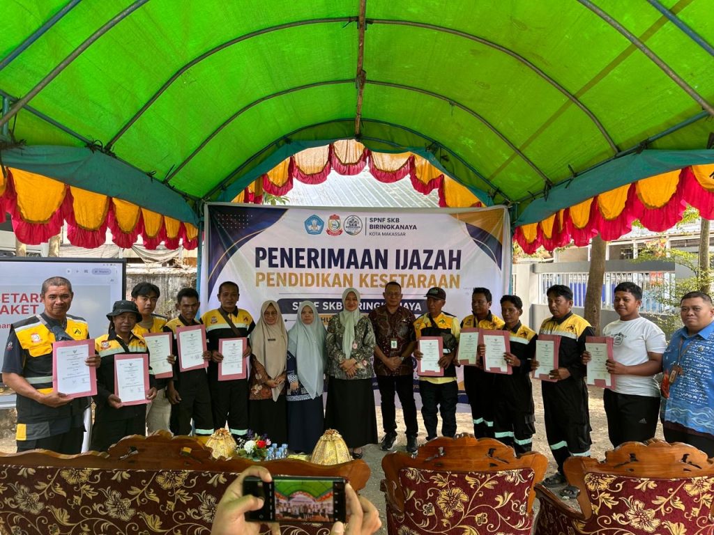 Pemkot Makassar Serahkan 108 Ijazah Kesetaraan, Achi Soleman: Pendidikan Hak Semua Warga