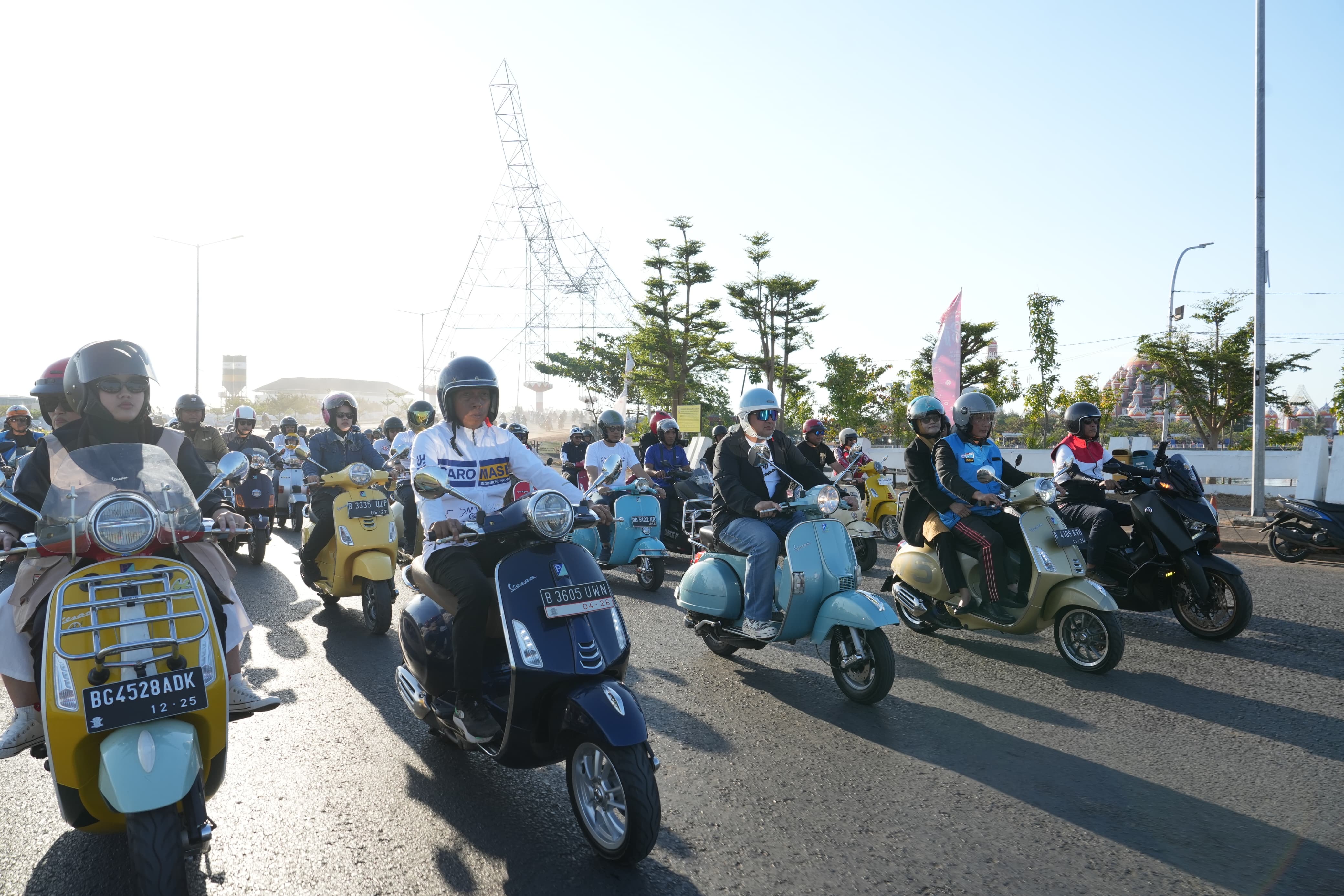 Kepala BKN dan Wali Kota Makassar Riding Vespa-Tanam Tebuya di CPI