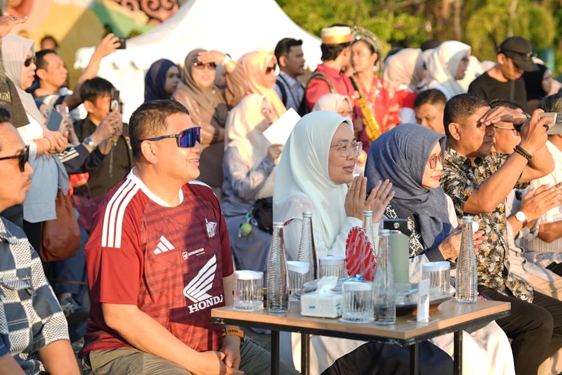Munafri-Melinda Nikmati Attayang Sunset Bersama Warga Makassar di Pantai Losari