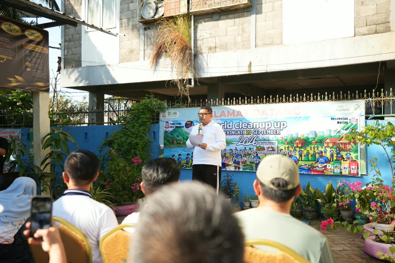 Wali Kota Makassar Gunakan Kapal Pembersih Limbah Laut Susuri Pantai Losari Bersama Satgas