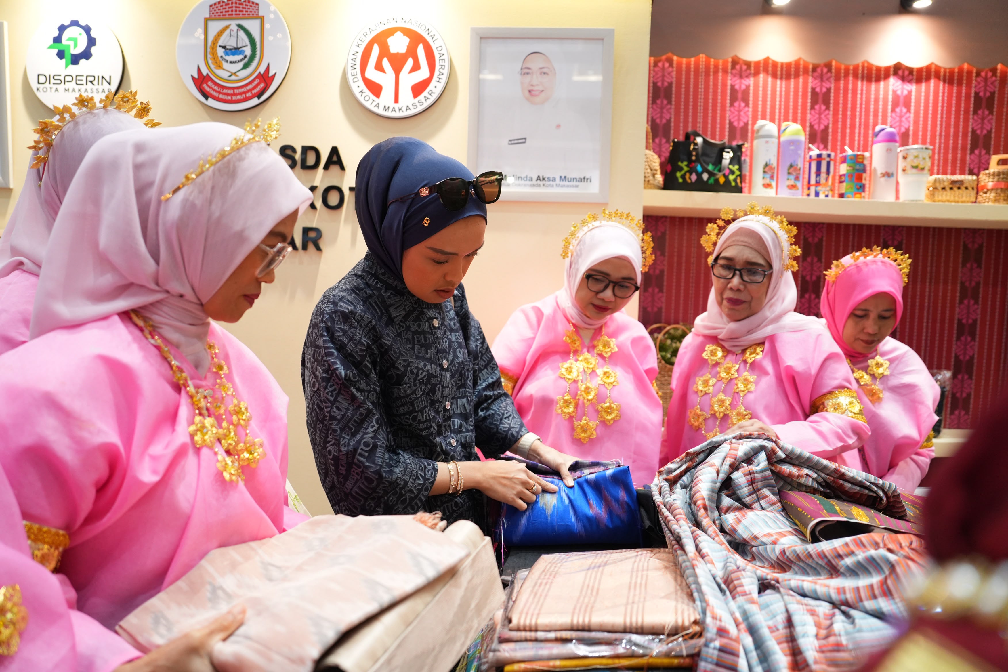 Dari Cora’ La’ba hingga Sarung Basah, Dekranasda Makassar Bawa Ragam Kriya ke INACRAFT 2026