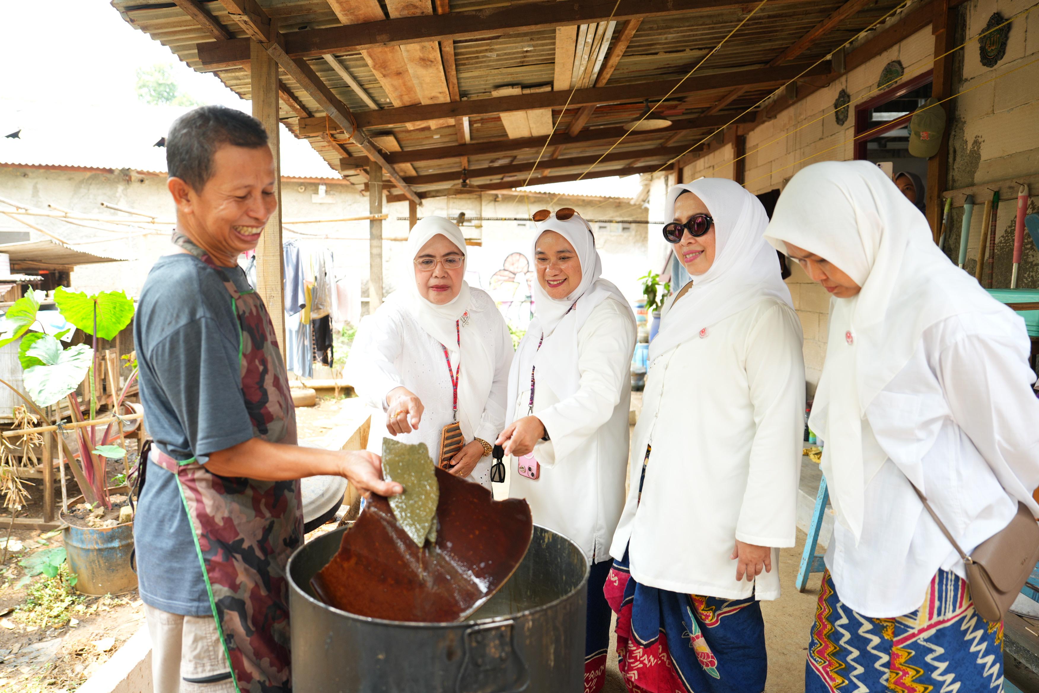 Dekranasda Makassar Pelajari Pemberdayaan Perajin di Kampung Batik Cibuluh