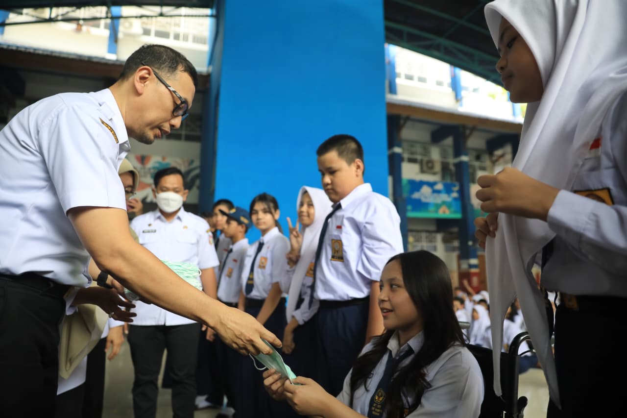 Arahan Wali Kota, Sekda Boyong SKPD Turun ke Sekolah, Bagikan Masker Cegah Dampak Kabut Asap